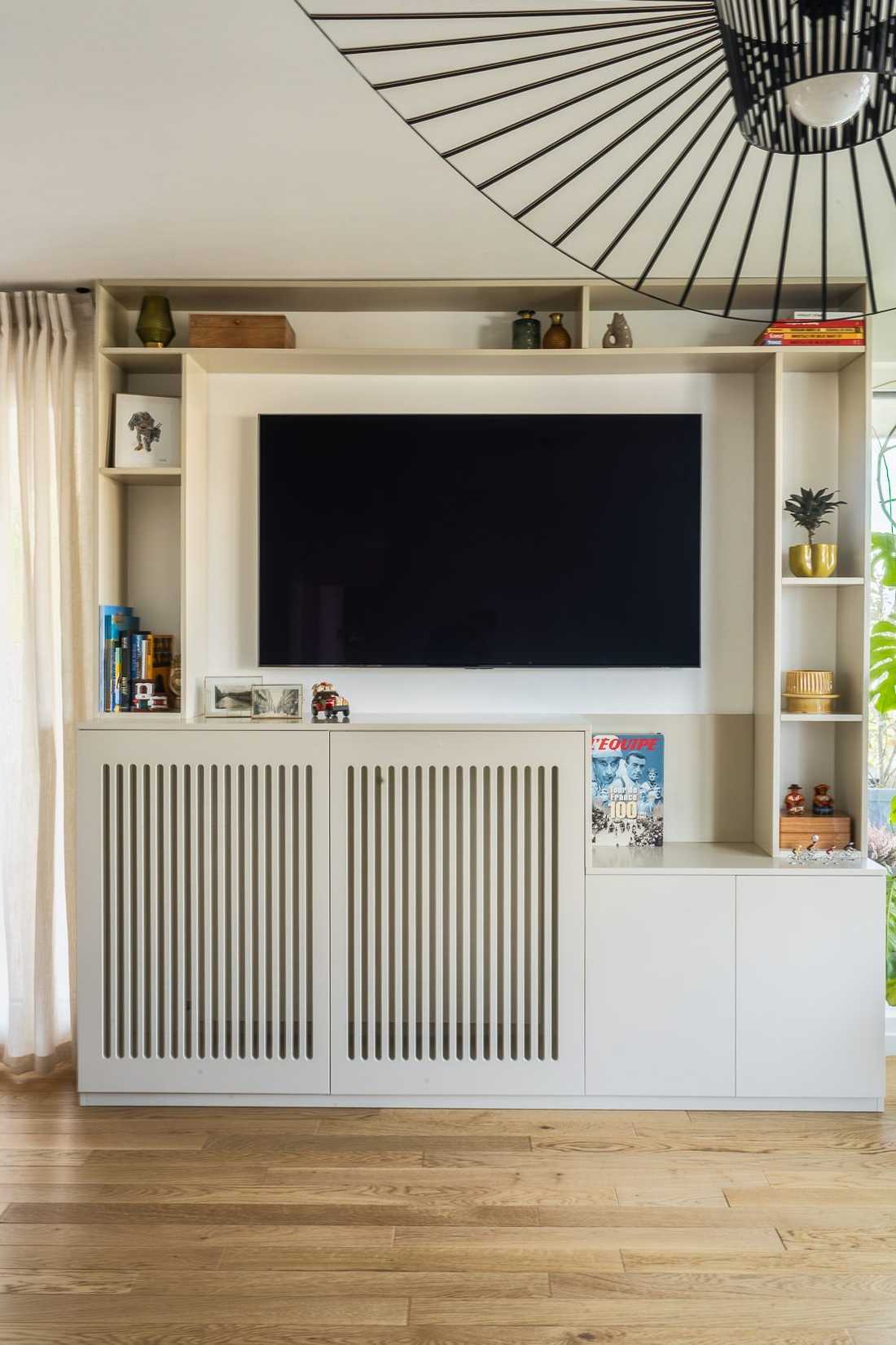 Meuble TV sur mesure avec cache-radiateur, rangements fermés et étagères