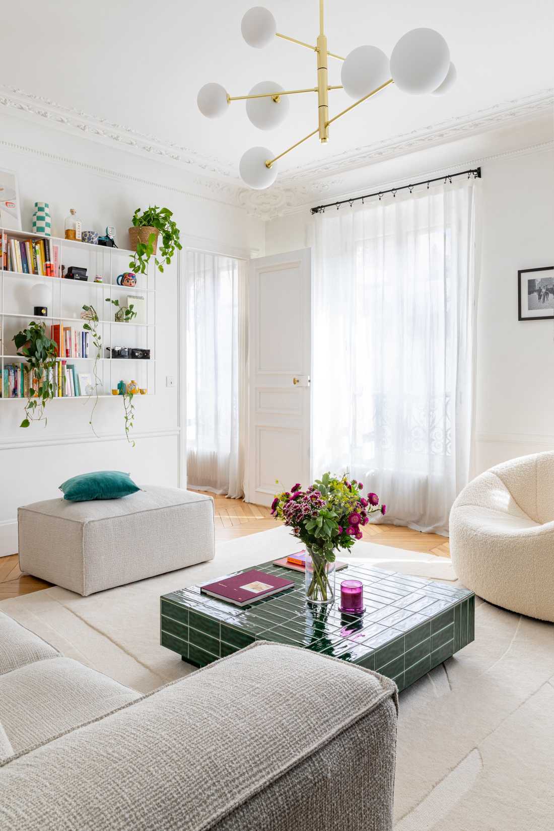 Canapé blanc Bolia dans un appartement haussmannien