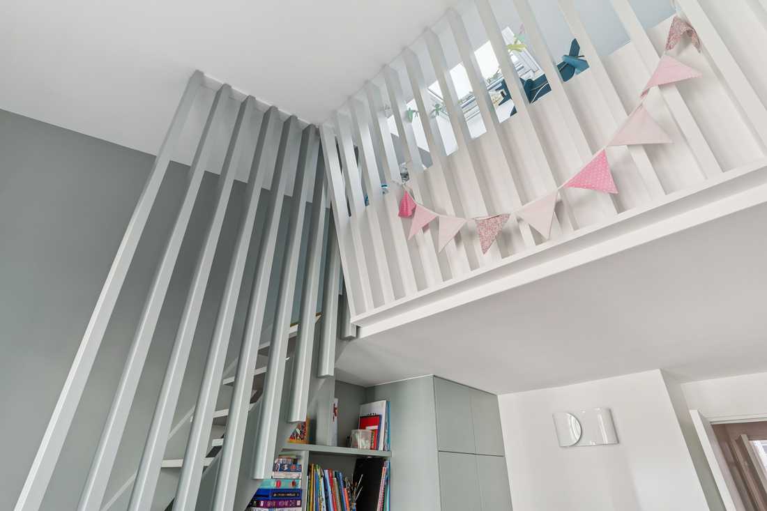 Chambre d'enfant avec lit en mezzanine