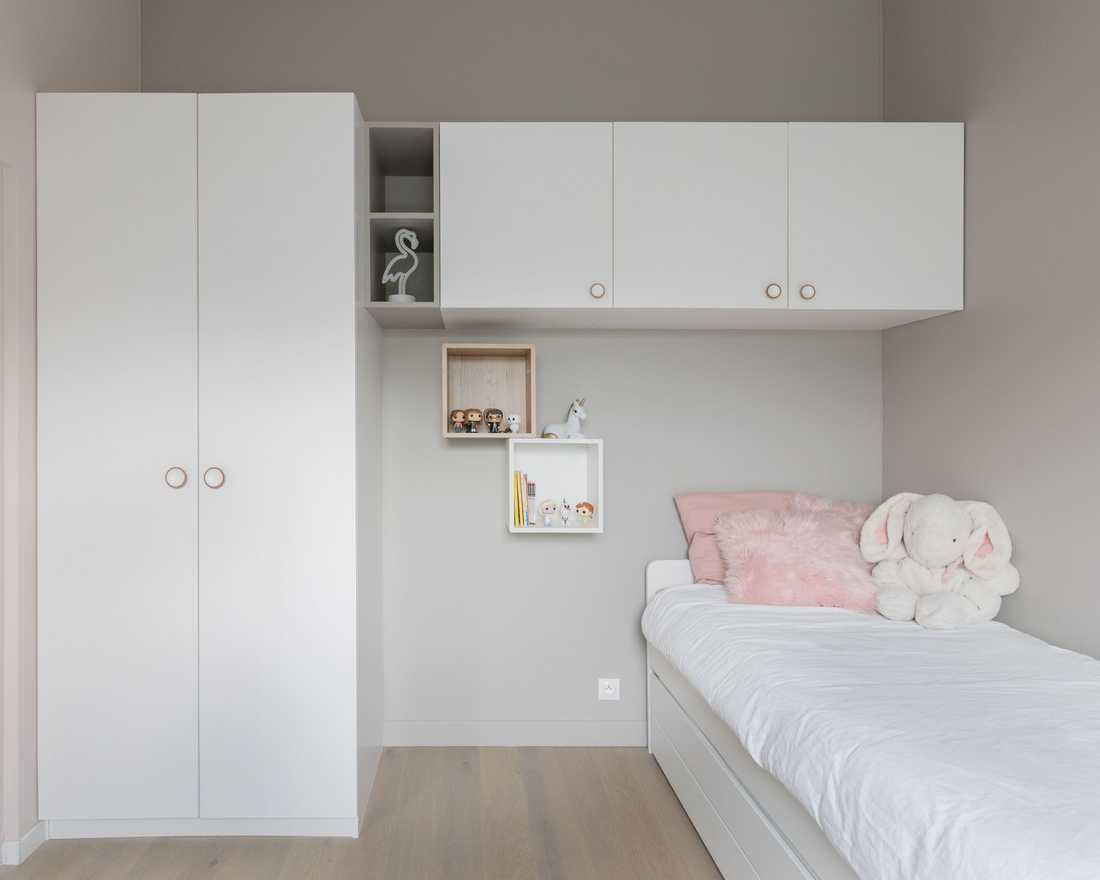 Rénovation d’une maison familiale à Meudon - la chambre d'enfant et ses placards sur mesure