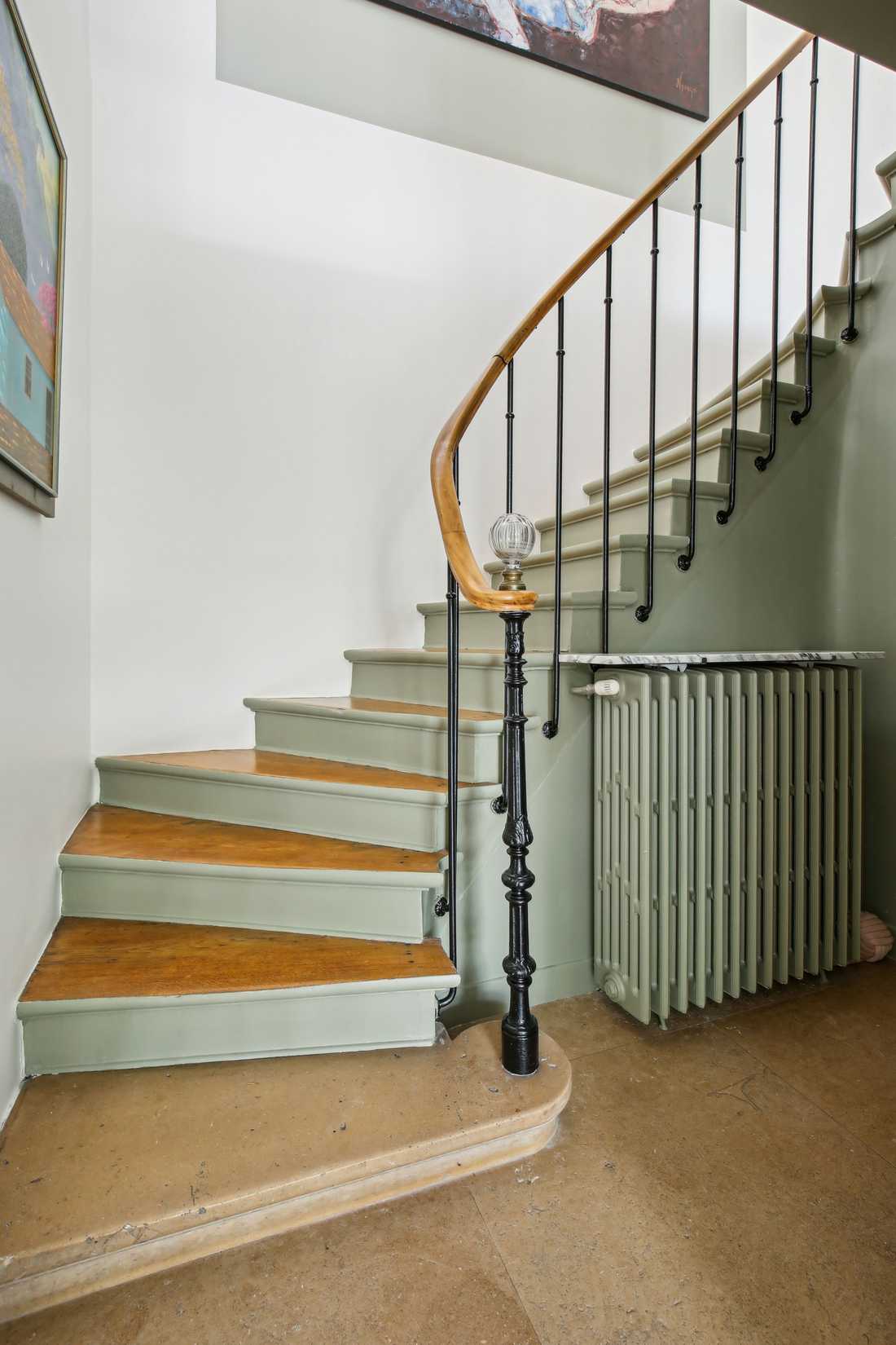 Escalier peint en vert Lichen de Farrow & Ball
