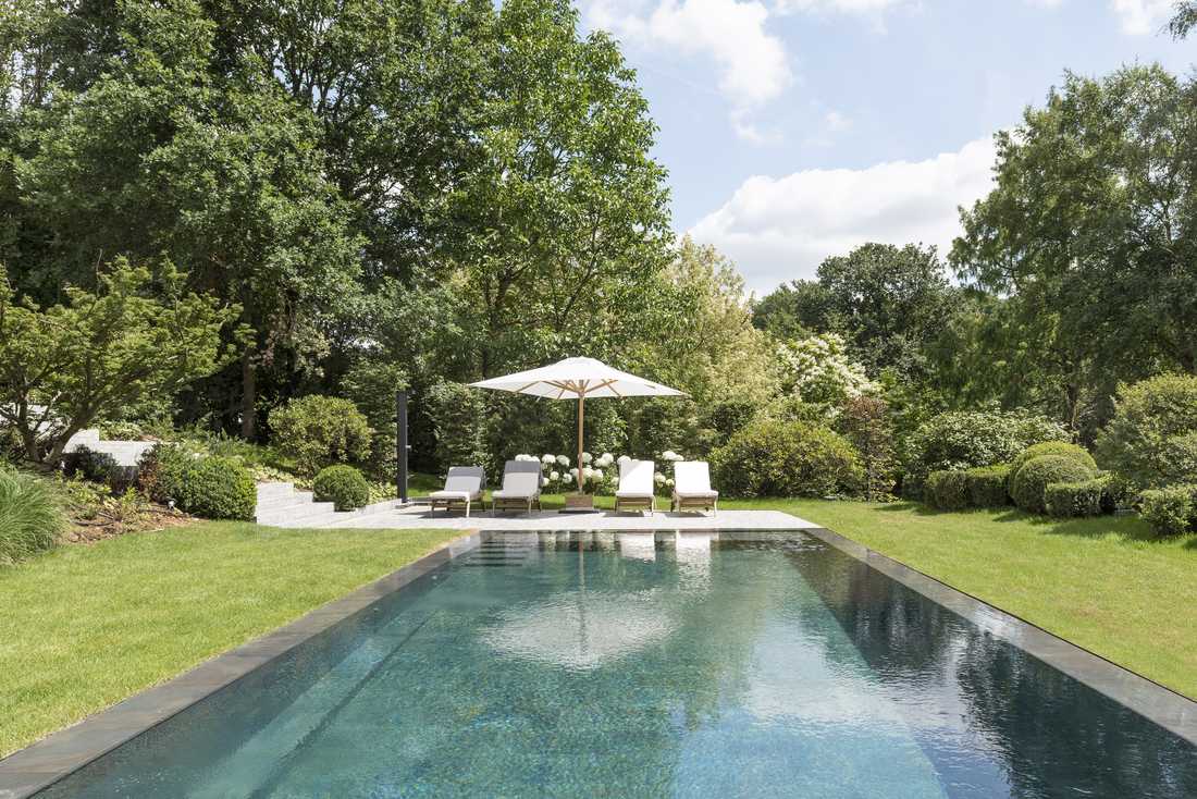 Piscine d'un jardin à débordement concu par un paysagiste à Paris