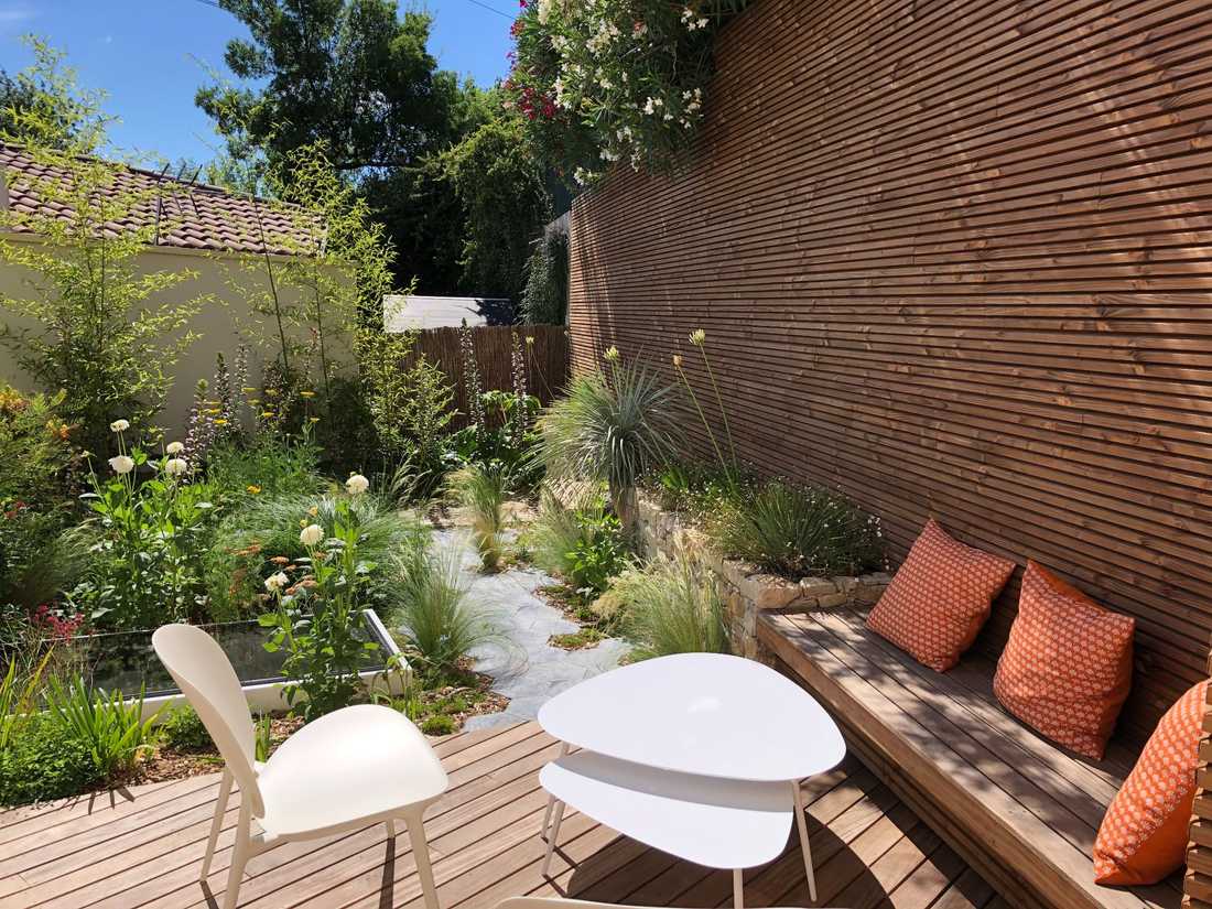 Terrasse d'une maison avec un petit jardin dans un lotissement