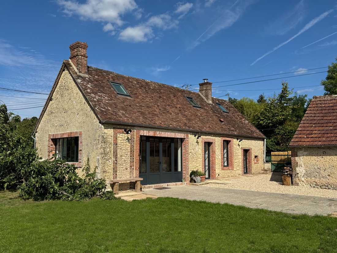 Rénovation d’une maison ancienne dans le Perche - extérieur de la maison rénovée par un architecte d'intérieur