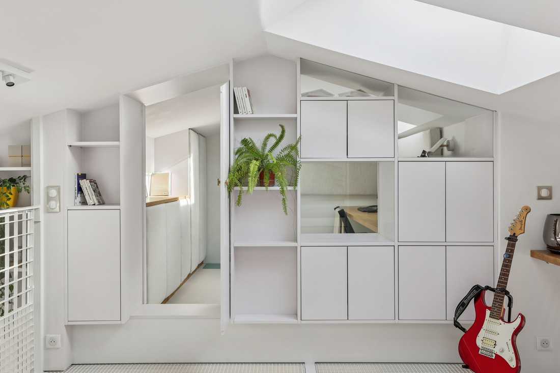 Rangements sur mesure dans la mezzanine d'un duplex