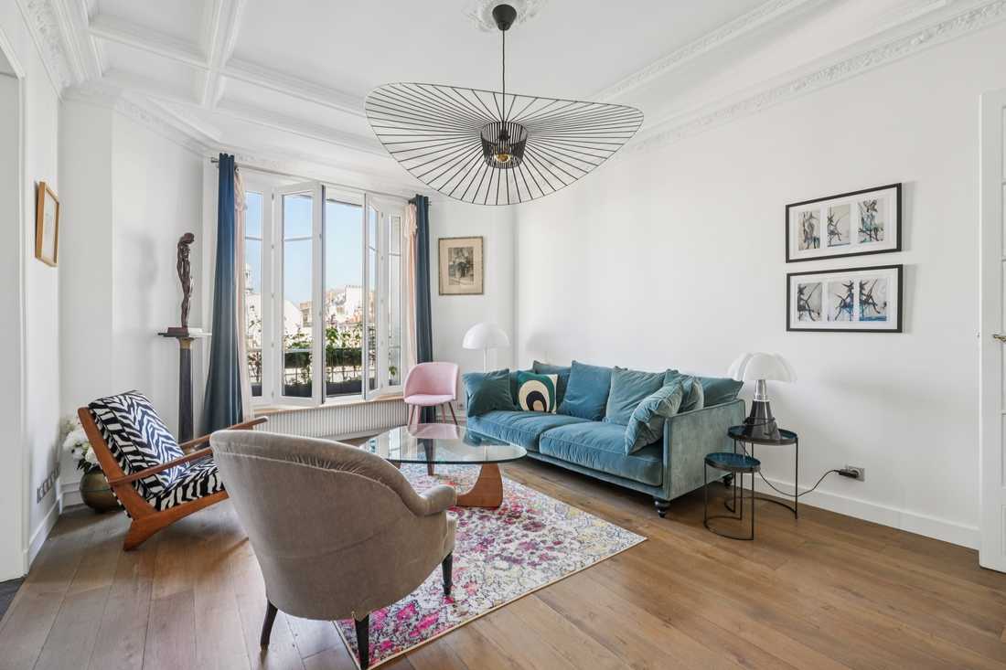 Suspension Vertigo de Petite Friture dans un salon haussmannien