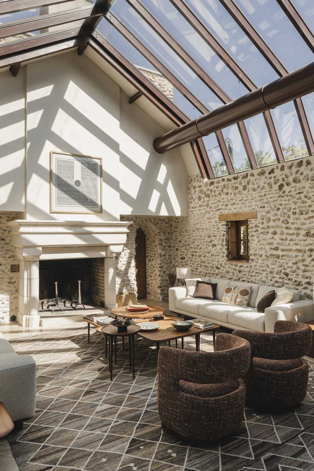 Rénovation complète d’une longère au cœur de la forêt - la cheminée monumentale en pierre calcaire du séjour