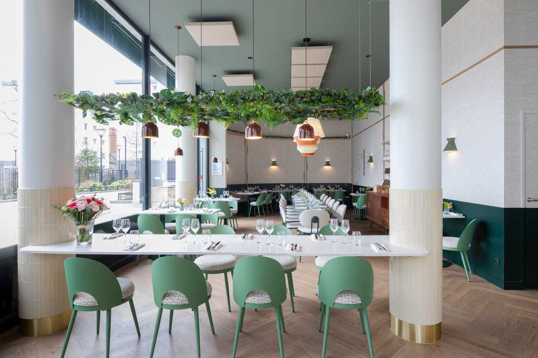 Architecture intérieur d'un restaurant eco-responsable - table entre 2 colonnes avec vue sur la salle