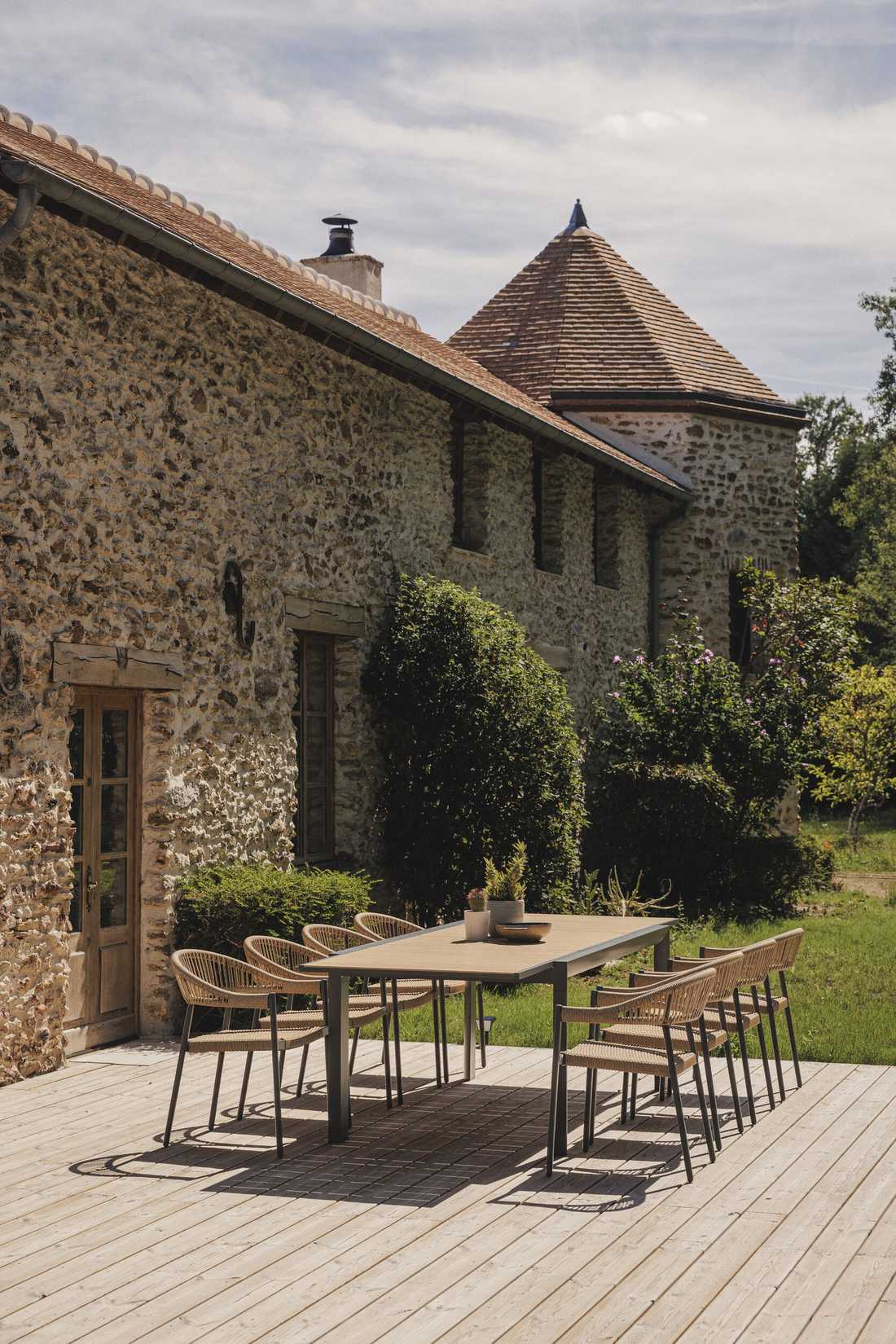 Création d’une piscine dans le jardin d’une longère - la table extérieure sur la terrasse