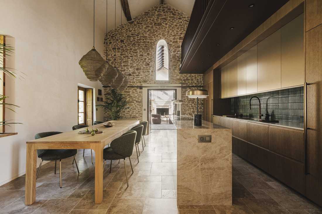 Rénovation complète d’une longère au cœur de la forêt - cuisine contemporaine avec un îlot en quartzite