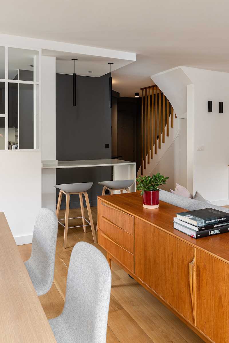 Rénovation intérieure d'un duplex de 78m² - vue sur l'escalier depuis le séjour