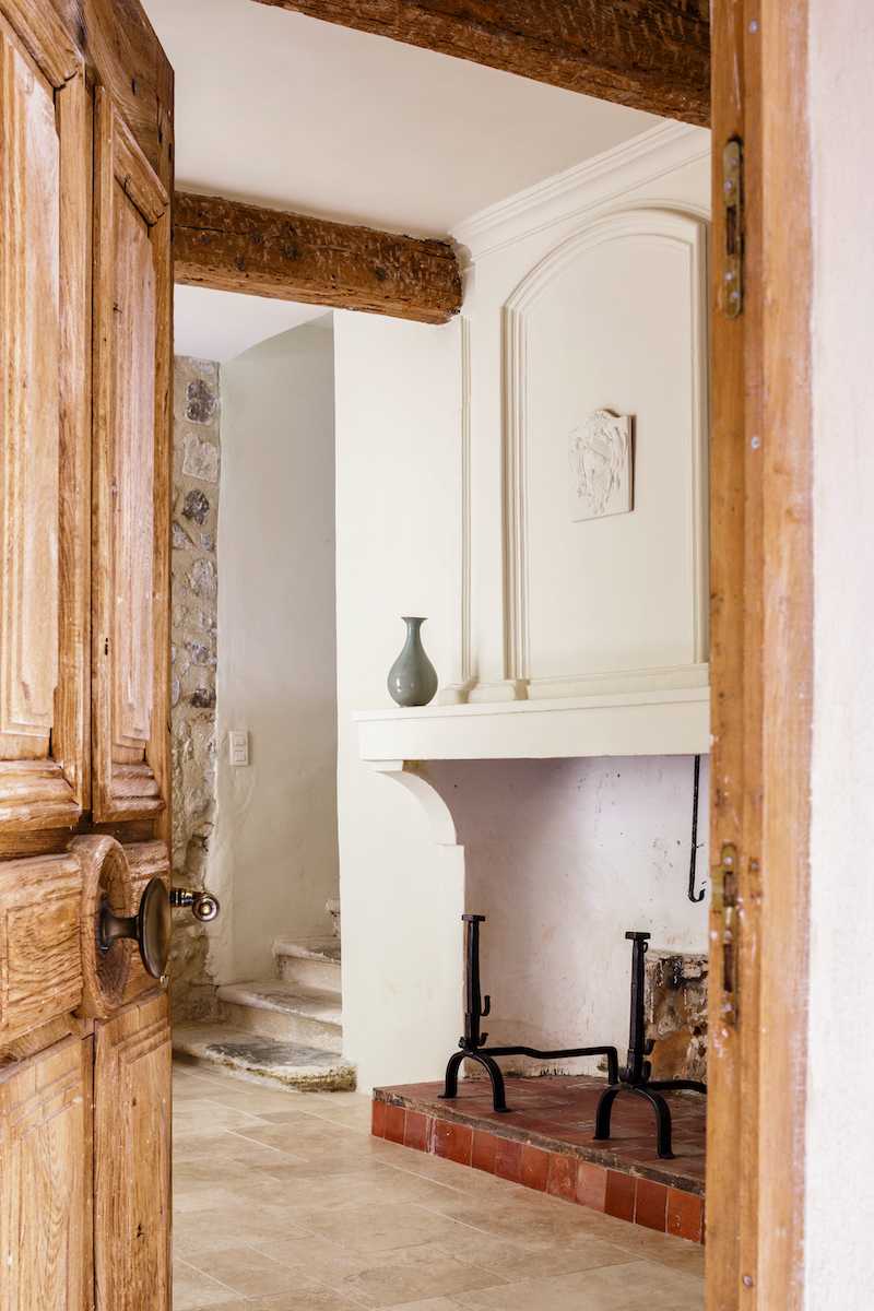 Rénovation intérieure d'une villa provençale - cheminée dans le salon