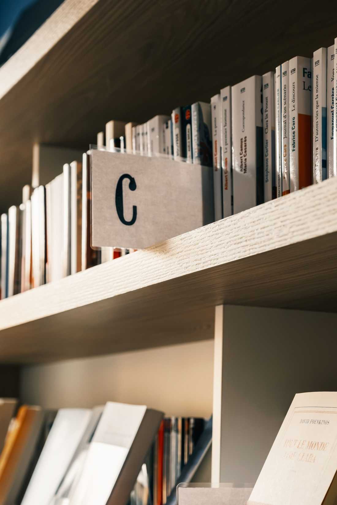 Aménagement d'une librairie à Paris 15 - Détail d'une étagère et signalétique