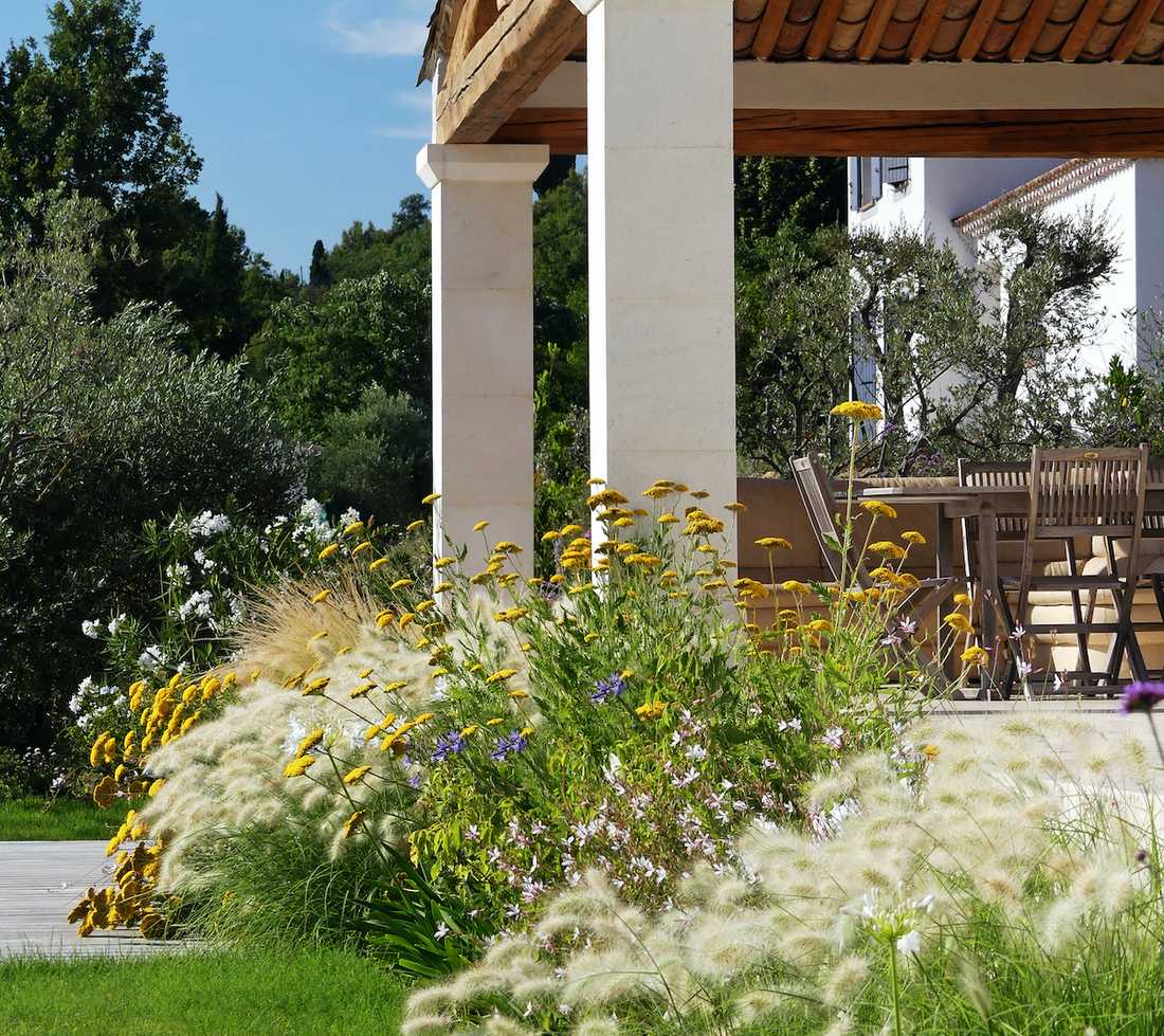 Une piscine rectangulaire au cœur de la nature - la terrasse en bois