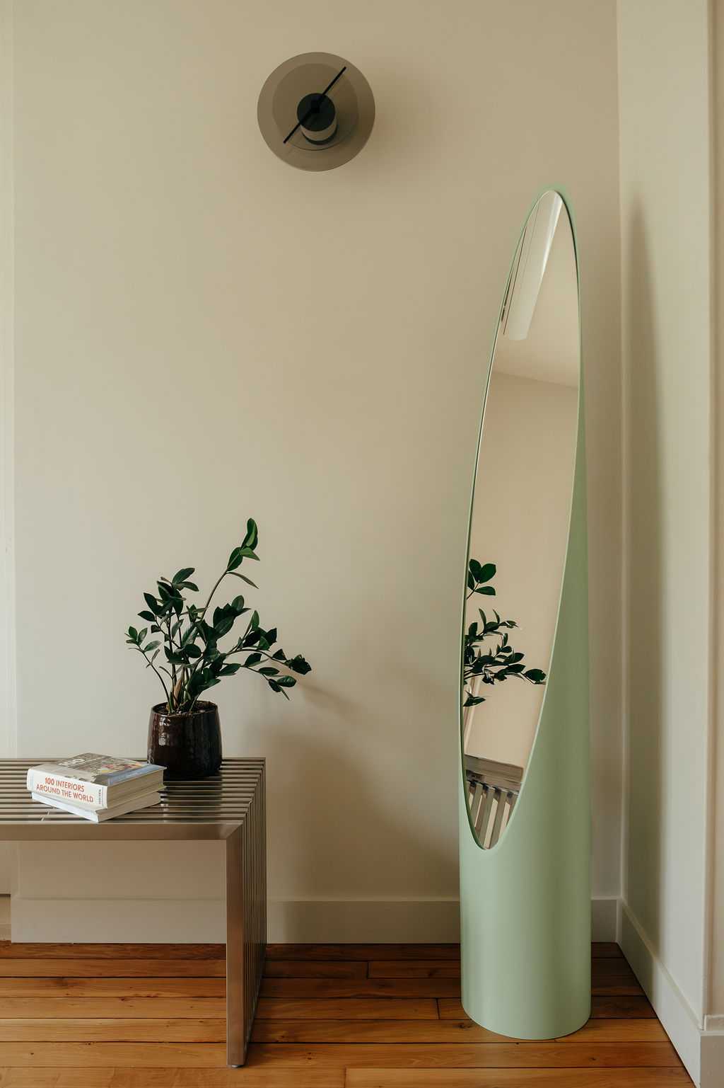 Restructuration d'un appartement à Paris 17 - le miroir et la décoration de la chambre