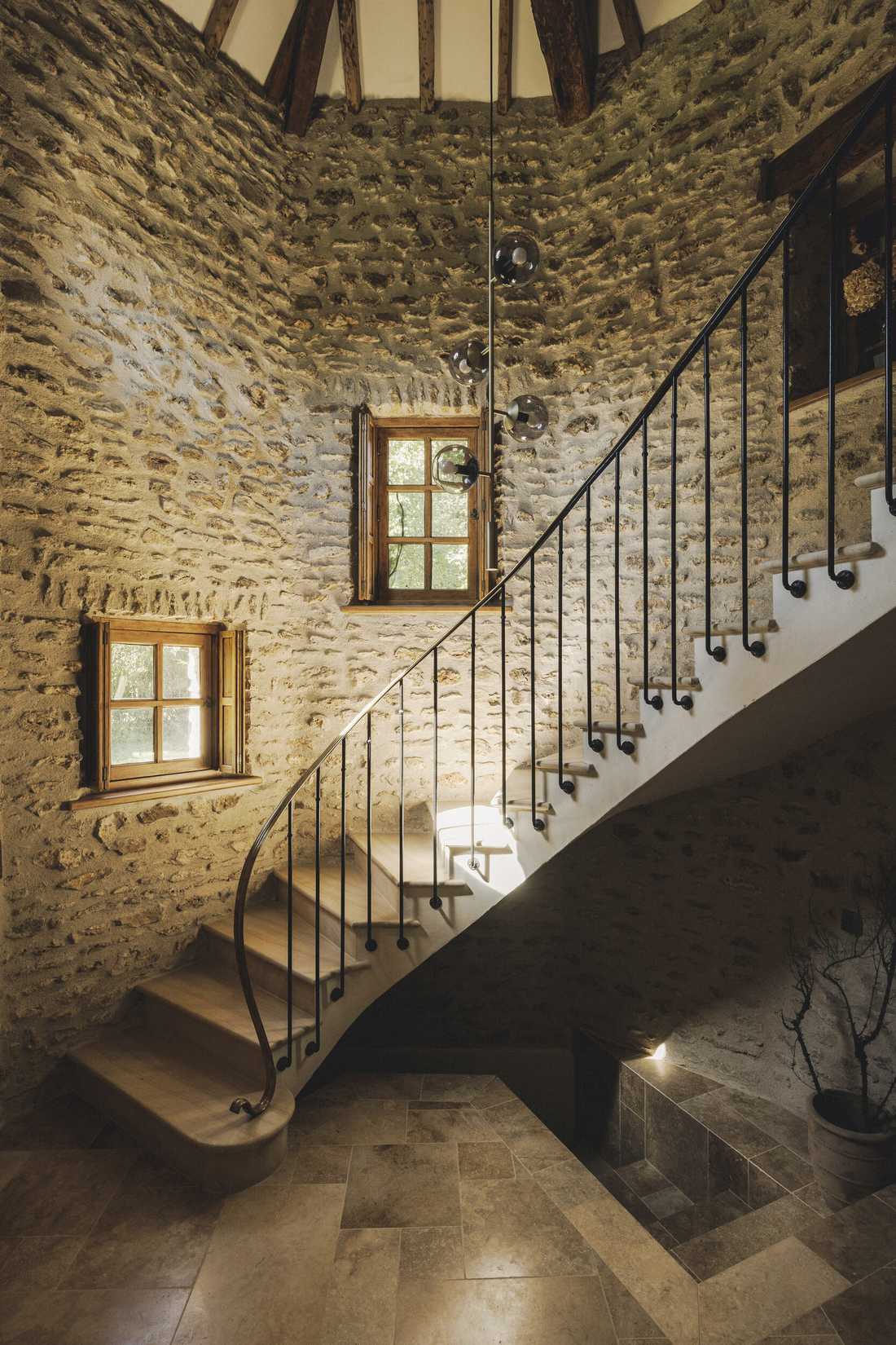 Rénovation complète d’une longère au cœur de la forêt - l'escalier dans la tour en pierre
