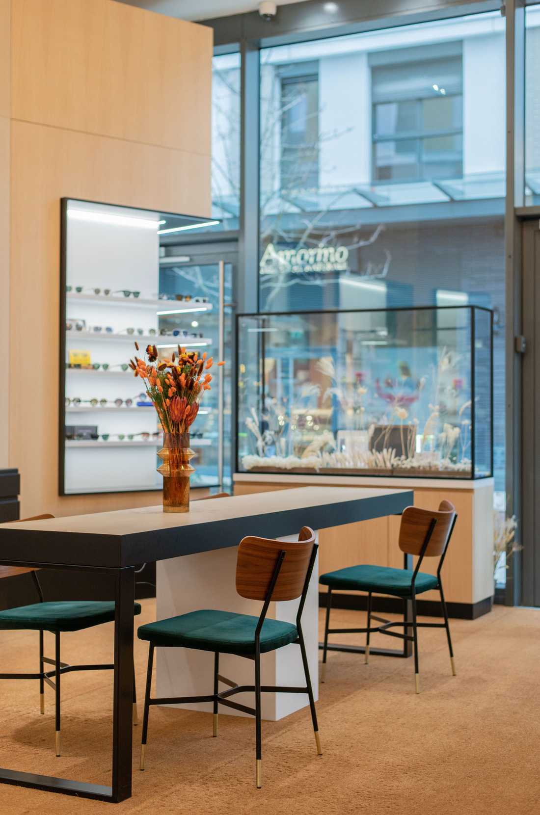 Aménagement intérieur d'une boutique d'optique haut de gamme