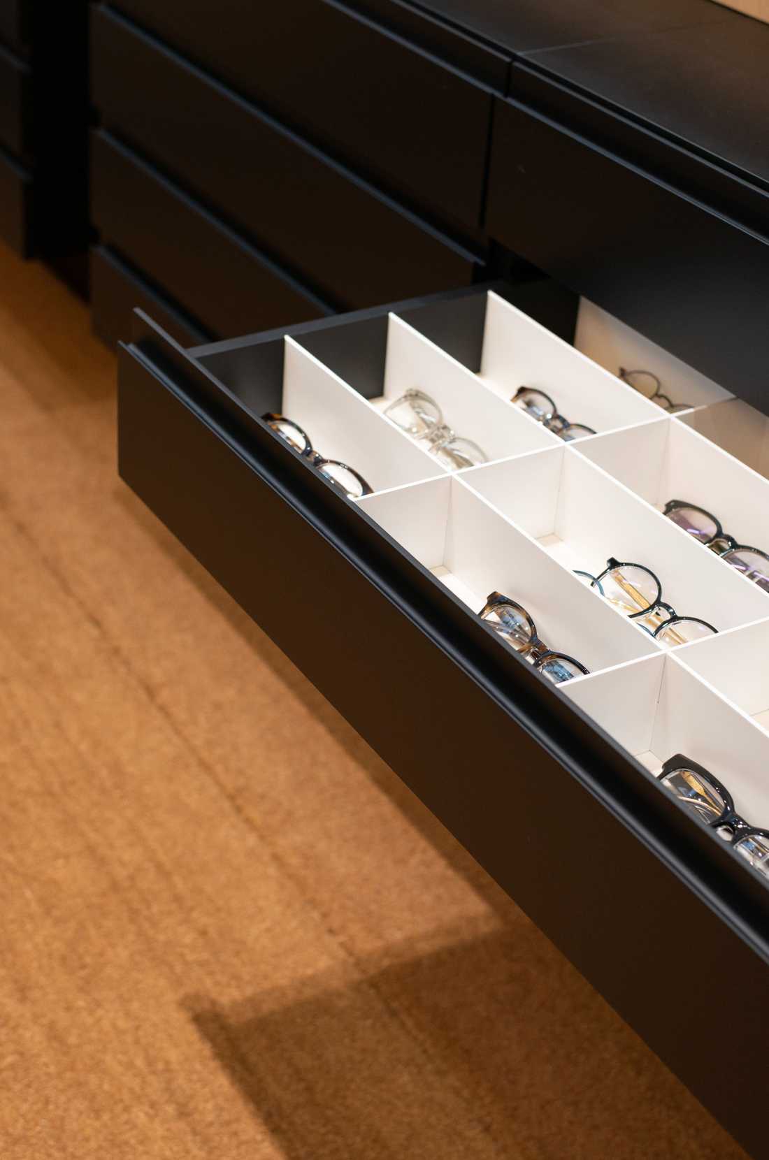 Mobilier sur mesure dessiné par un architecte pour un opticien