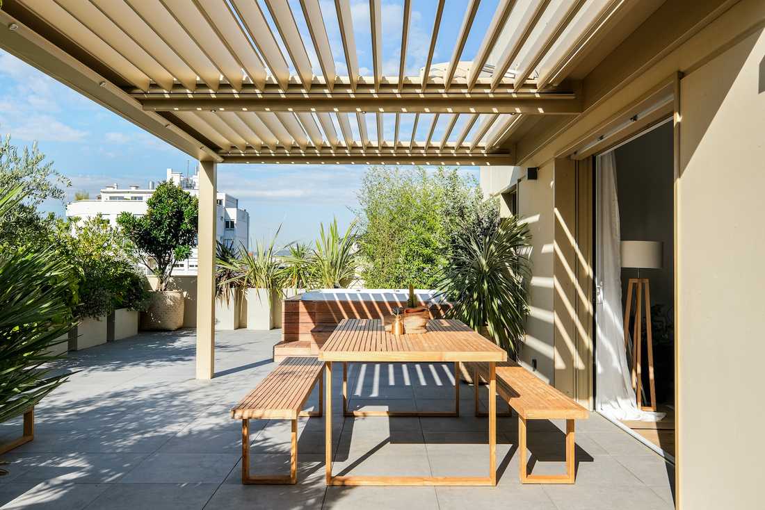 Terrasse bioclimatique avec pergola - espace repas vue de côté