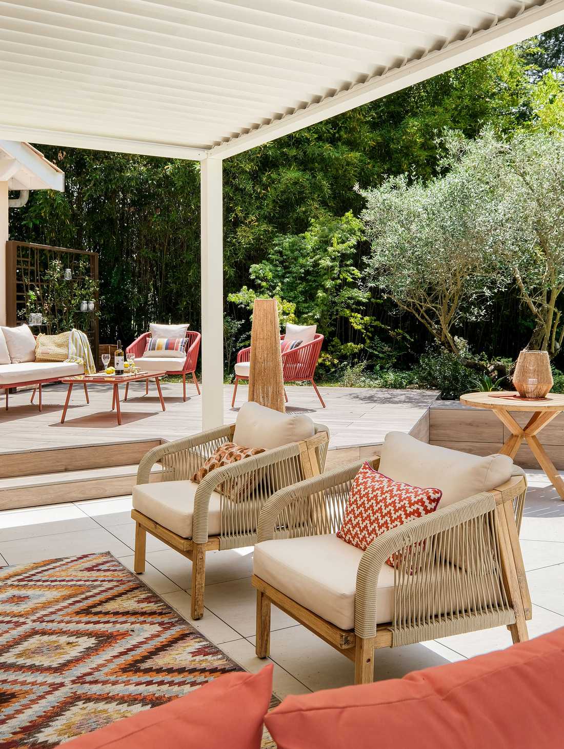 Terrasse couverte avec mobilier du jardin réalisé par un paysagiste en région parisienne