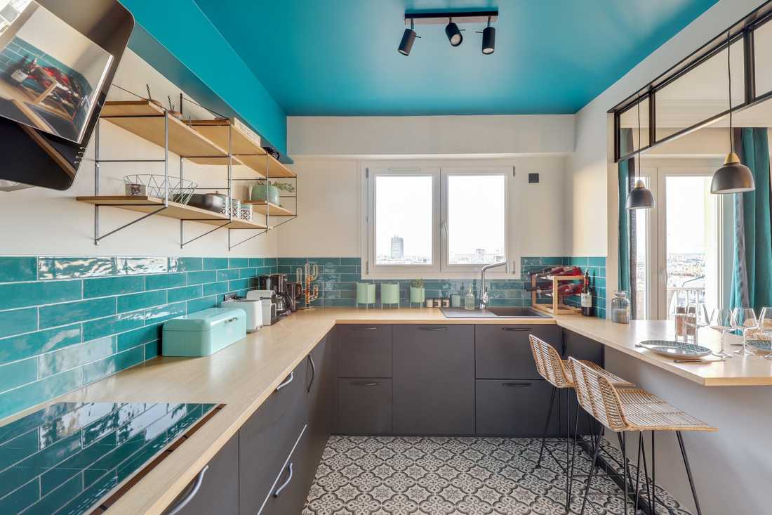 Plan de travail de la cuisine d'un appartement rénové par un architecte en Ile de France