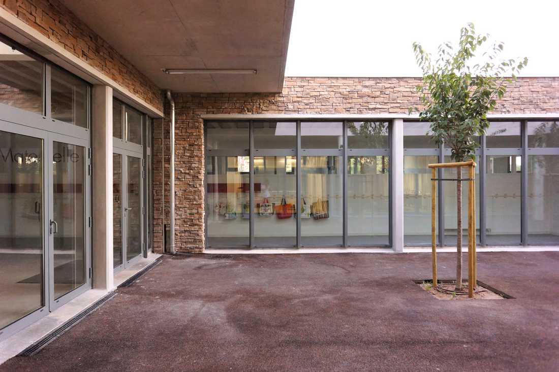 Cour intérieure de l'école conçu par un architecte en Ile de France