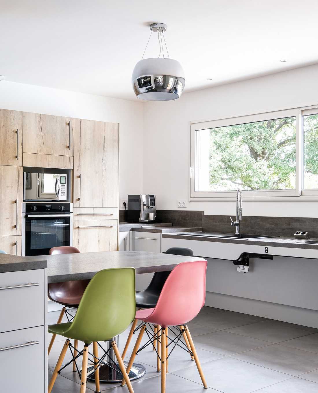 Un architecte d'intérieur à Paris aménage une cuisine accessible aux personnes à mobilité réduite PMR)