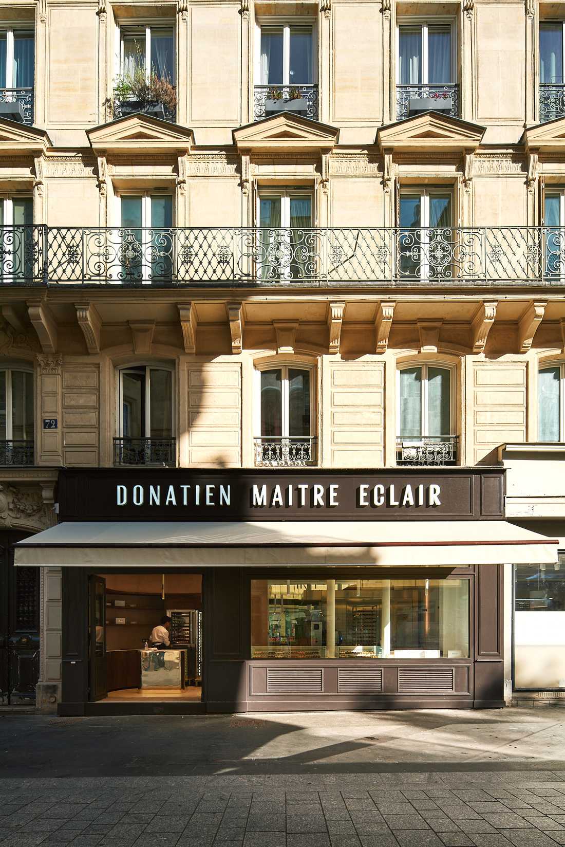 Devanture de la pâtisserie après les travaux d'aménagement