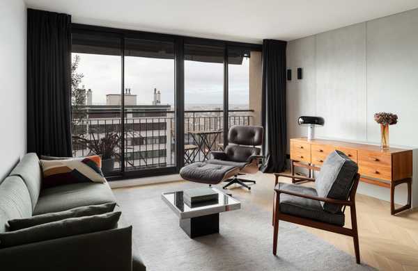 Un architecte d'intérieur modernise un appartement des années 60 à Paris.