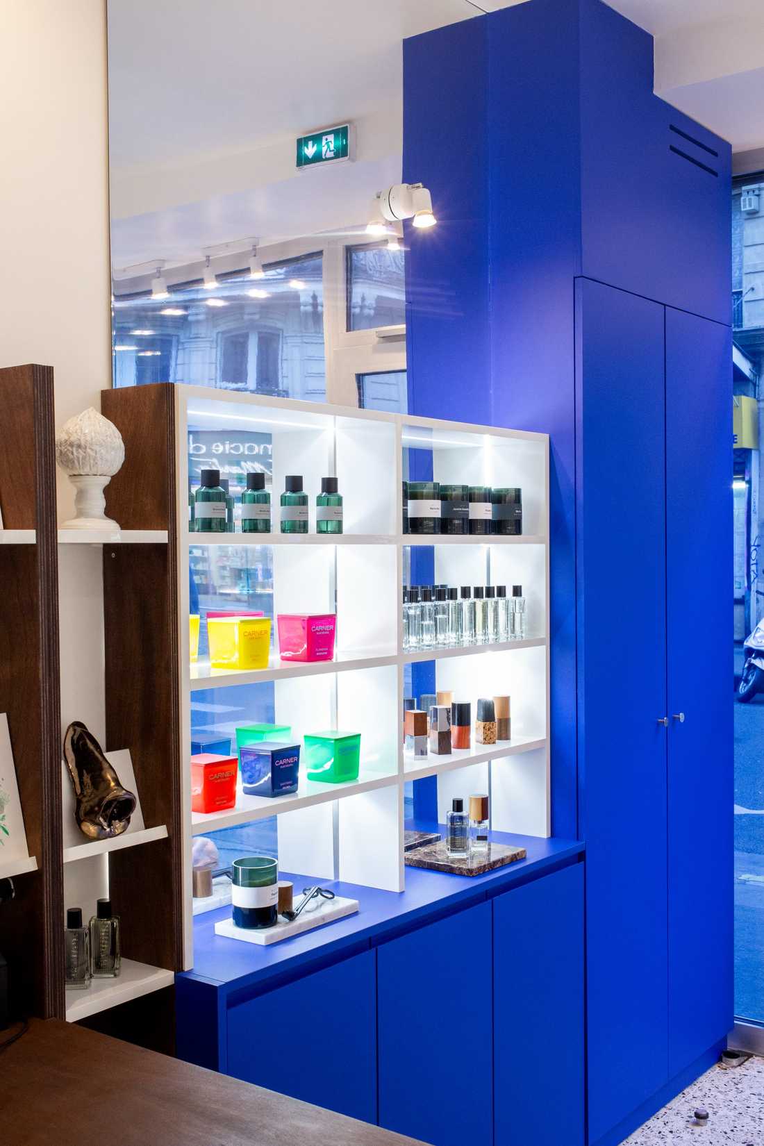 Agencement intérieur bleu profond d'une boutique de parfum à Paris