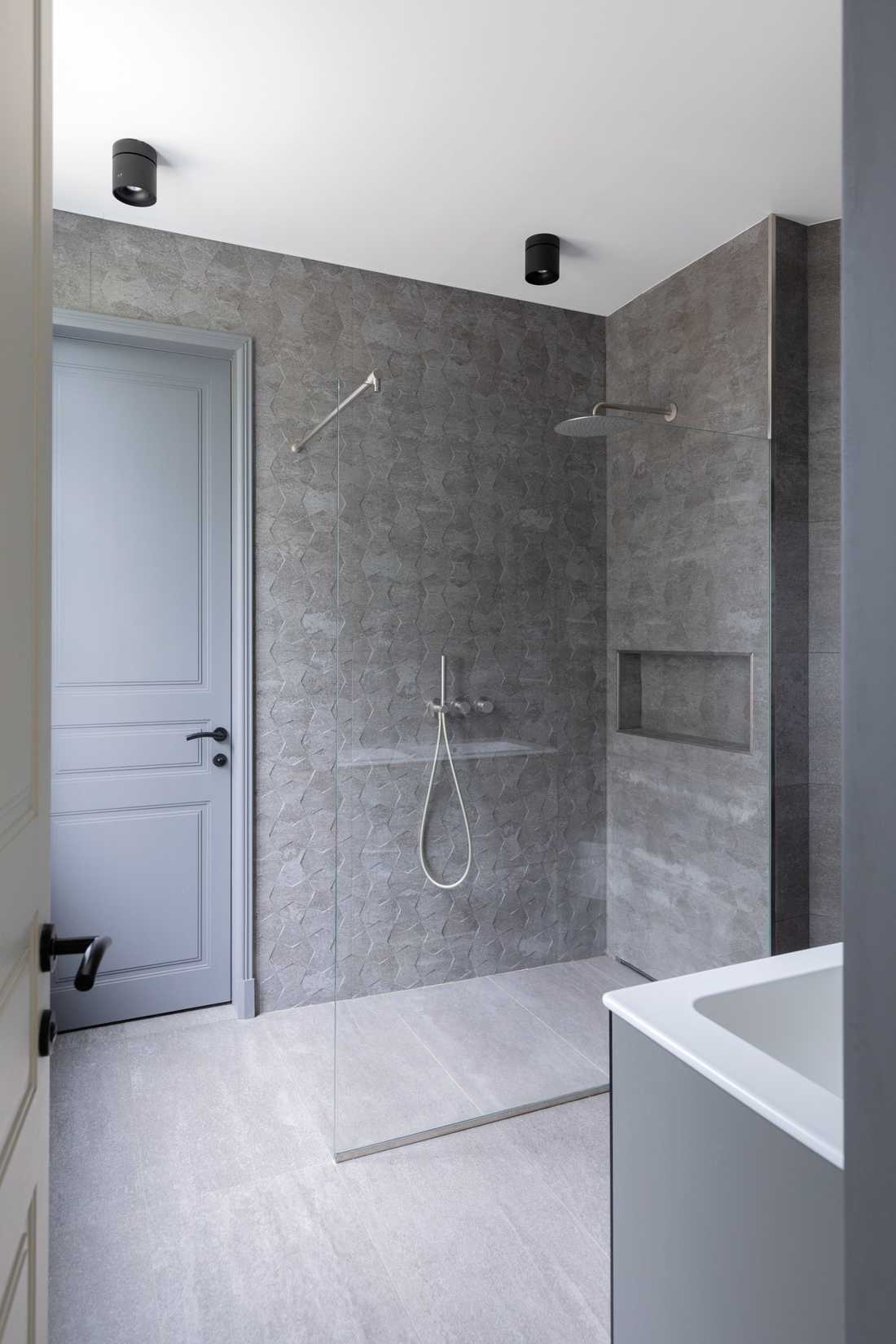 Salle de bain avec douche à l'italienne