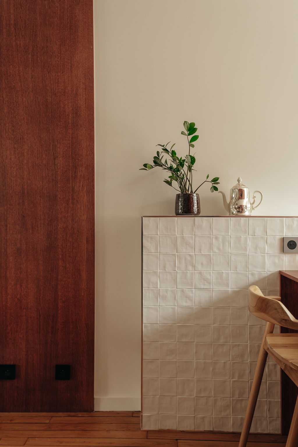Restructuration d'un appartement à Paris 17 - le muret en faïence blanche de la cuisine