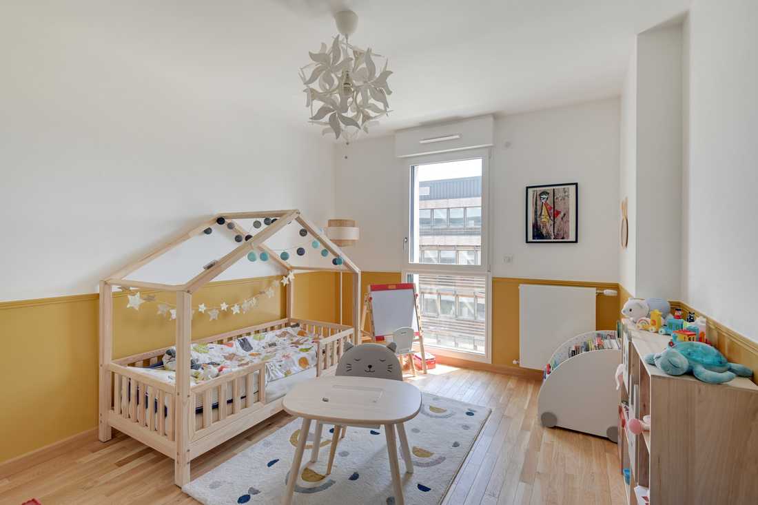 chambre-enfant-mur-jaune-blanc