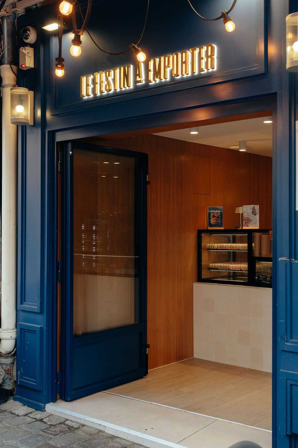 Entrée de la vente à emporter avec façade bleu intense du restaurant à Montmartre