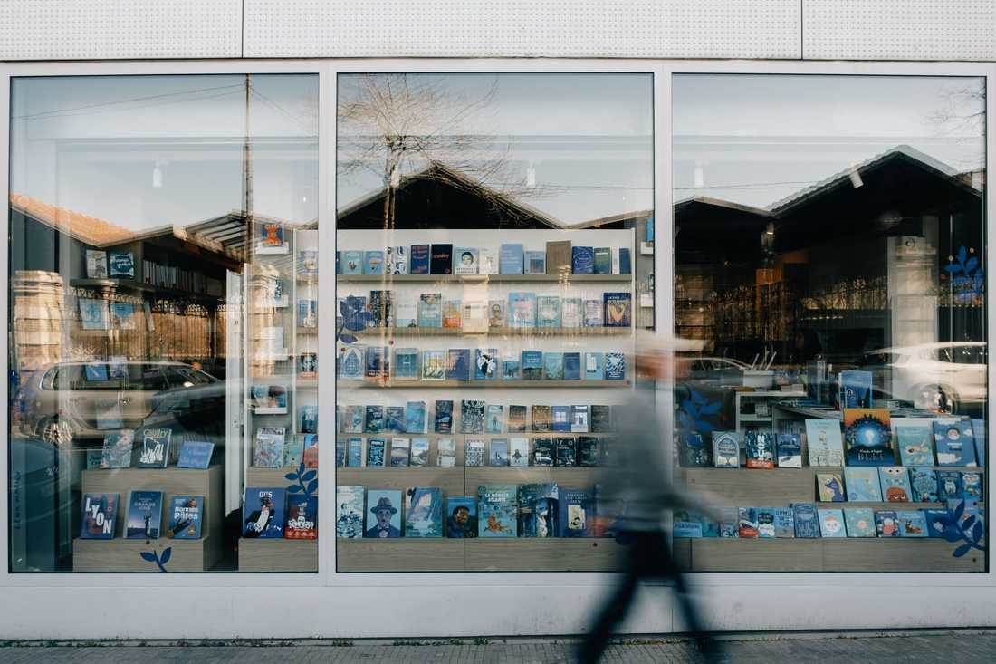 Aménagement d'une librairie à Paris 15 - Grande vitrine sur la façade vitrée