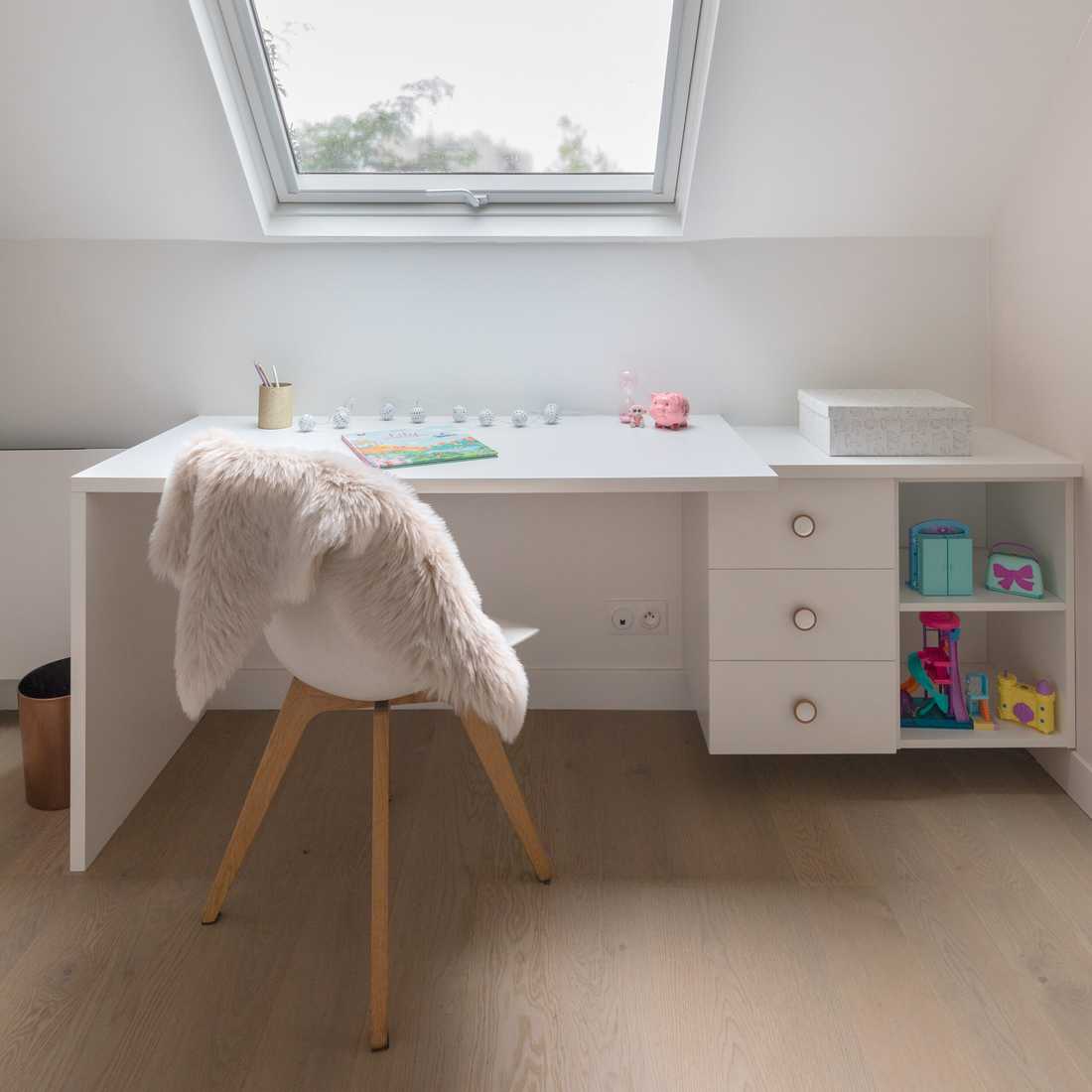 Rénovation d’une maison familiale à Meudon - le bureau suspendu sur mesure de la chambre d'enfant