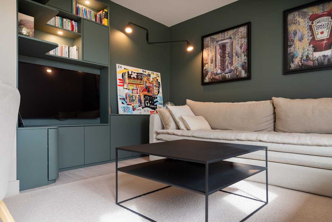 Décoration de la pièce de vie d’un appartement - le coin télé et son meuble sur mesure vert