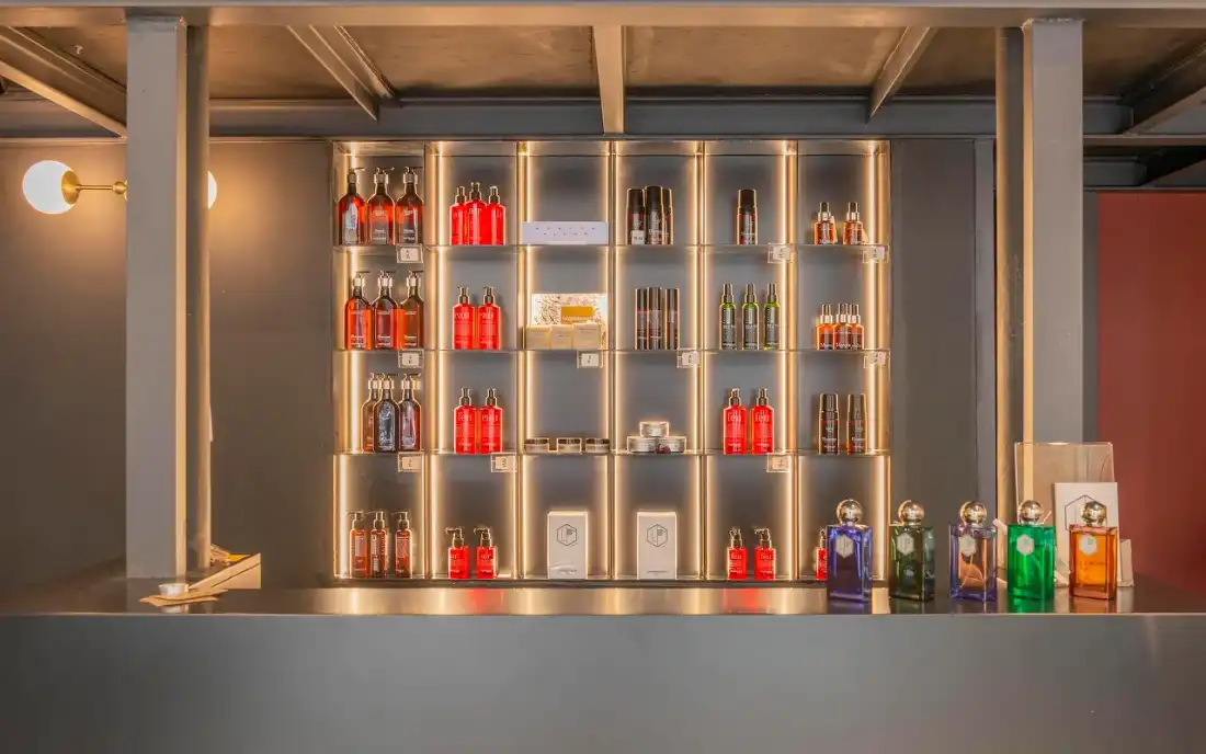 Présentoire vertical conçu sur mesure par un architecte d'intérieur