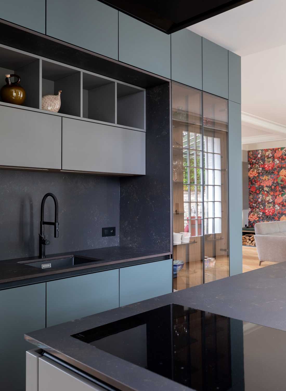 Cuisine moderne concçu par une architecte d'intérieur pour une maison à Saint-Cloud