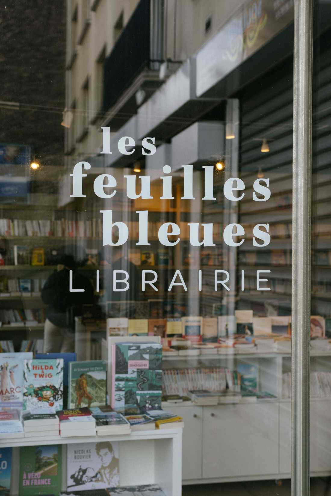 Aménagement d'une librairie à Paris 15 - Vitrine et enseigne Les Feuilles Bleues