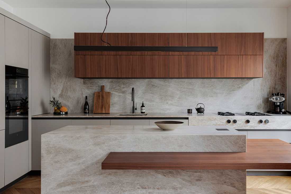 Cuisine avec îlot central en noyer en pierre dans un appartement haussmannien