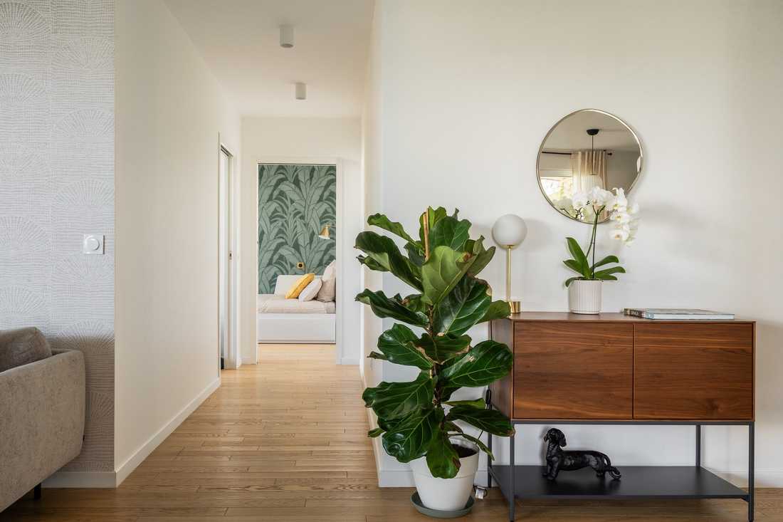 Entrée et couloir de l'appartement avec vue sur la chambre d'amis