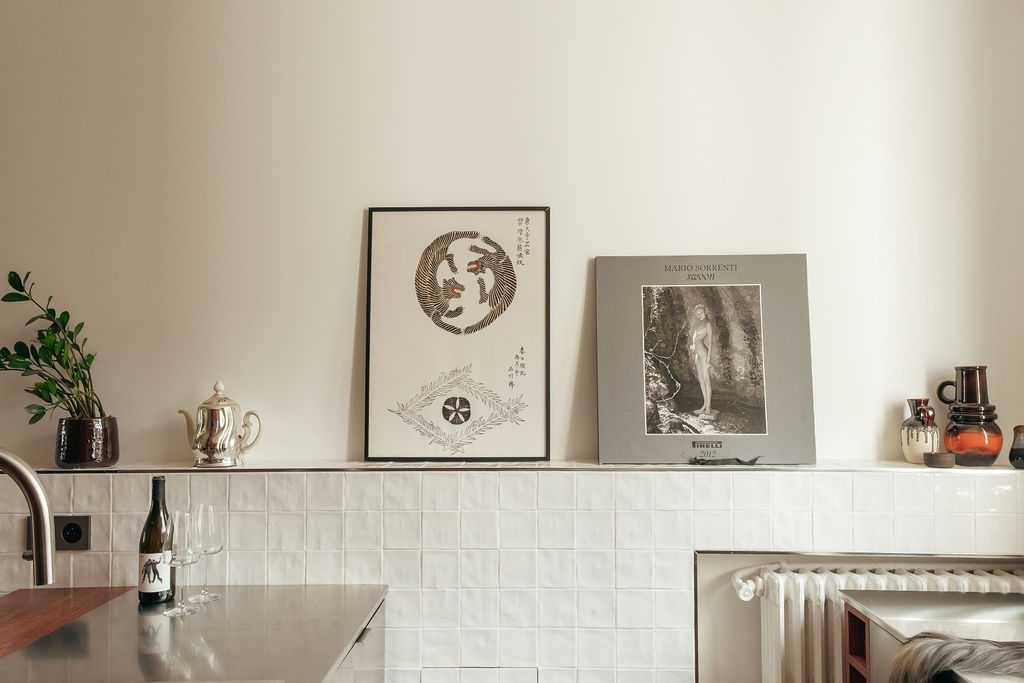 Restructuration d'un appartement à Paris 17 - la crédence en faïence blanche de la cuisine