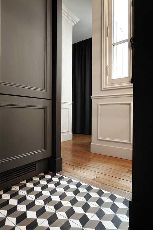 Carrelage moderne installé dans un appartement haussmannien par un architecte d'intérieur à Paris