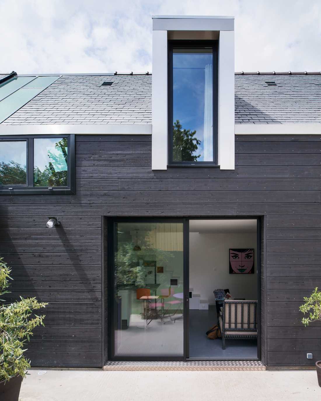 Extension with anthracite wood cladding designed by an architect in Île-de-France