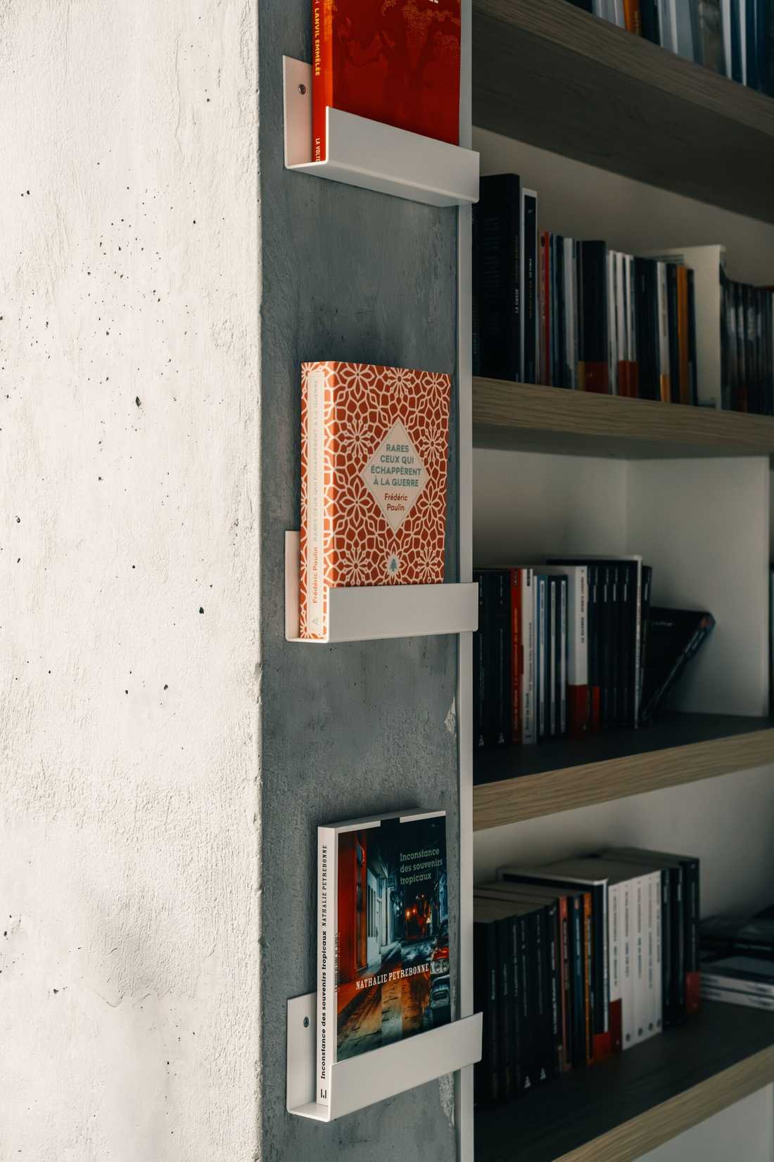 Aménagement d'une librairie à Paris 15 - Agencement d'un poteau béton avec présentoirs