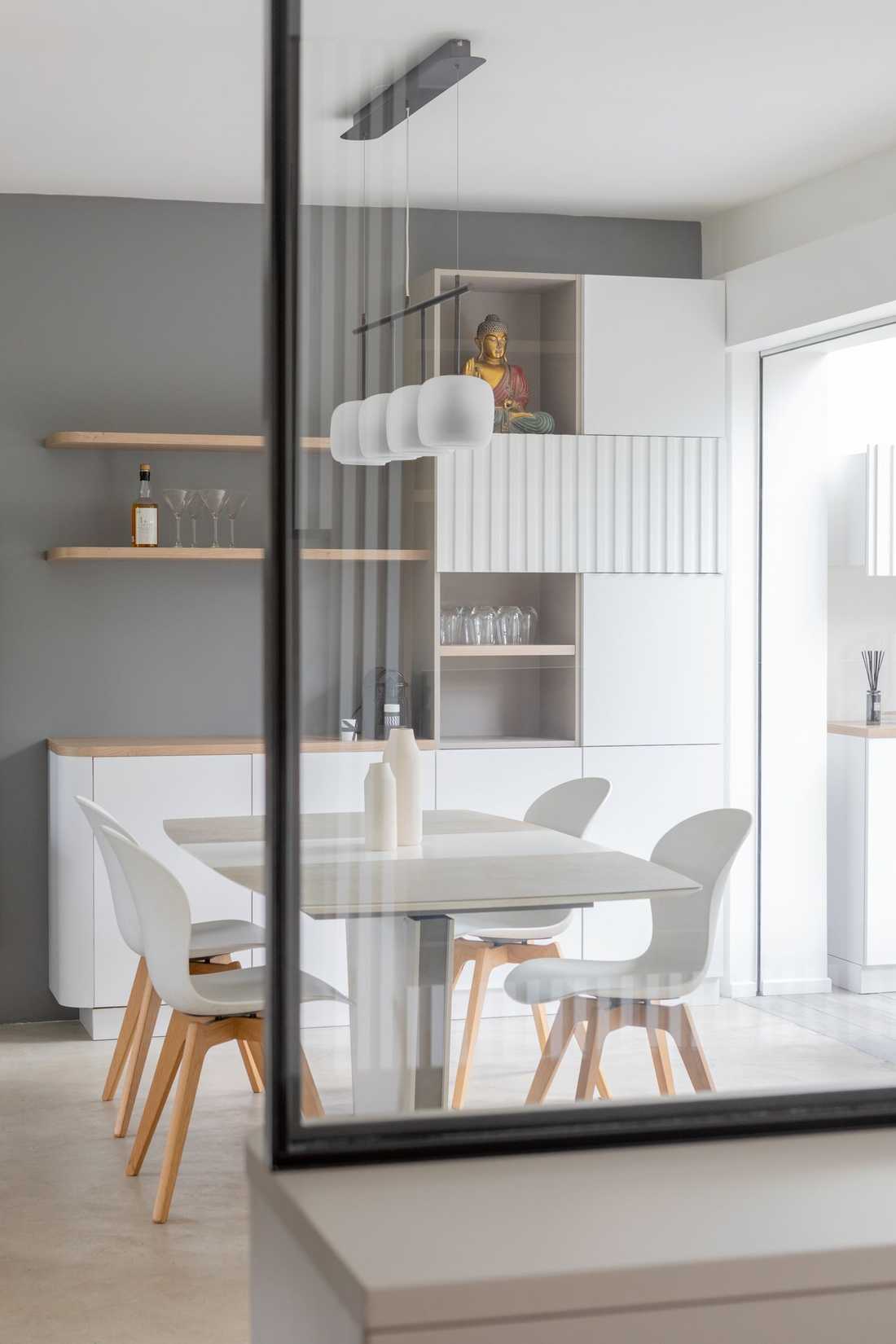 Rénovation d’une maison familiale à Meudon - la salle à manger vue à travers la verrière