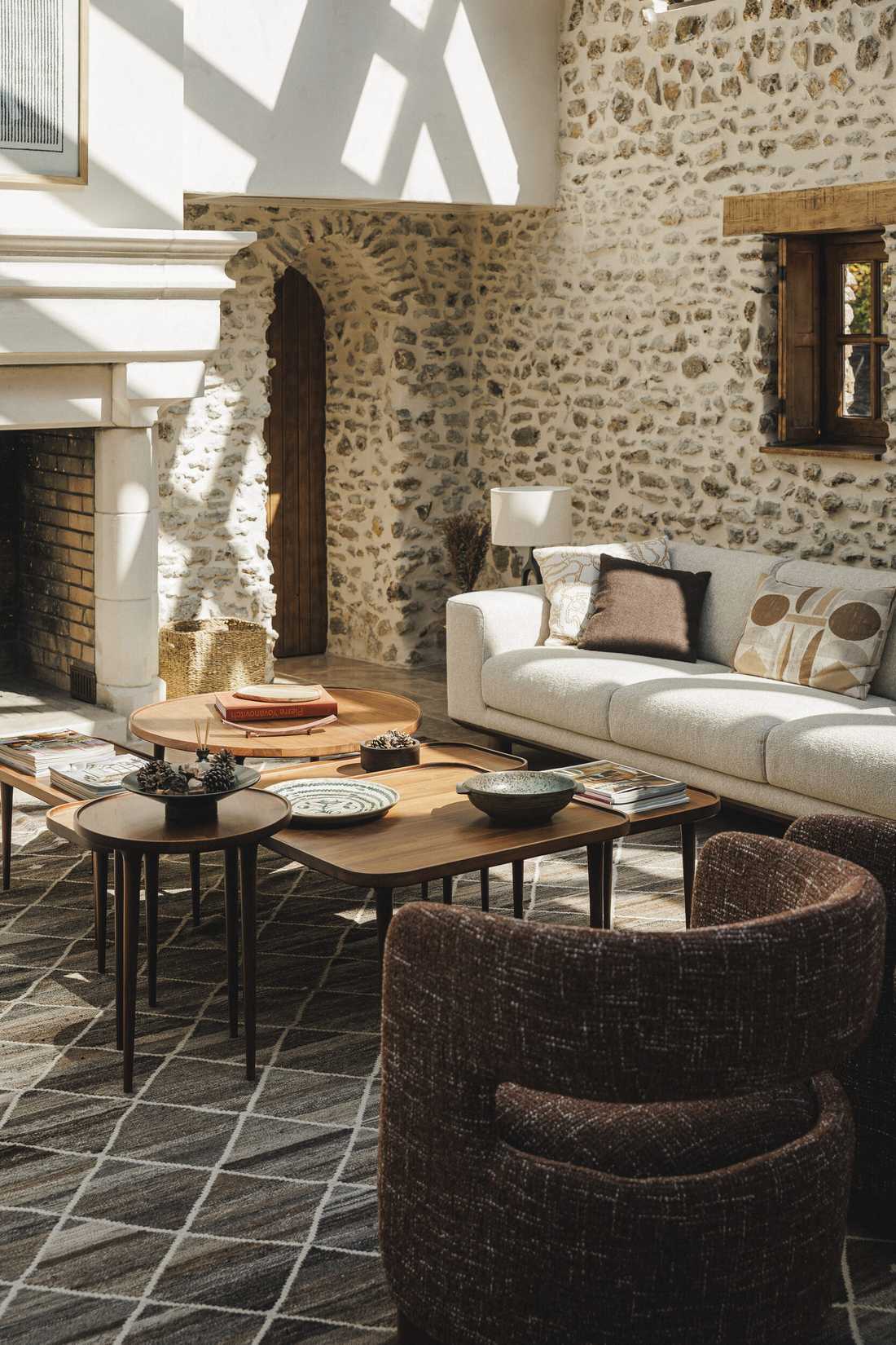 Rénovation complète d’une longère au cœur de la forêt - tables basses en noyer et canapé dans le séjour