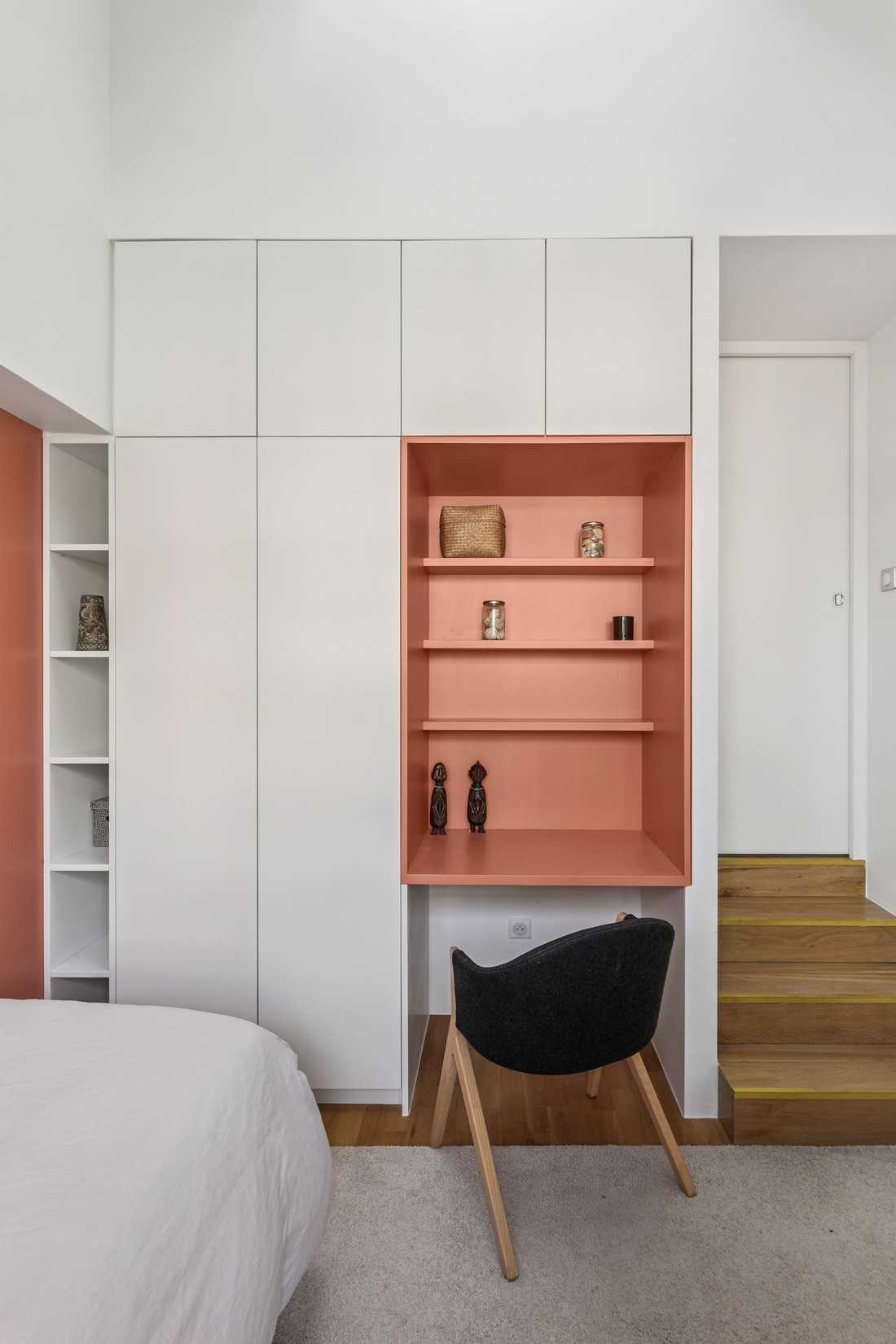 Niche avec bureau dans un agencement sur mesure dans la chambre parentale
