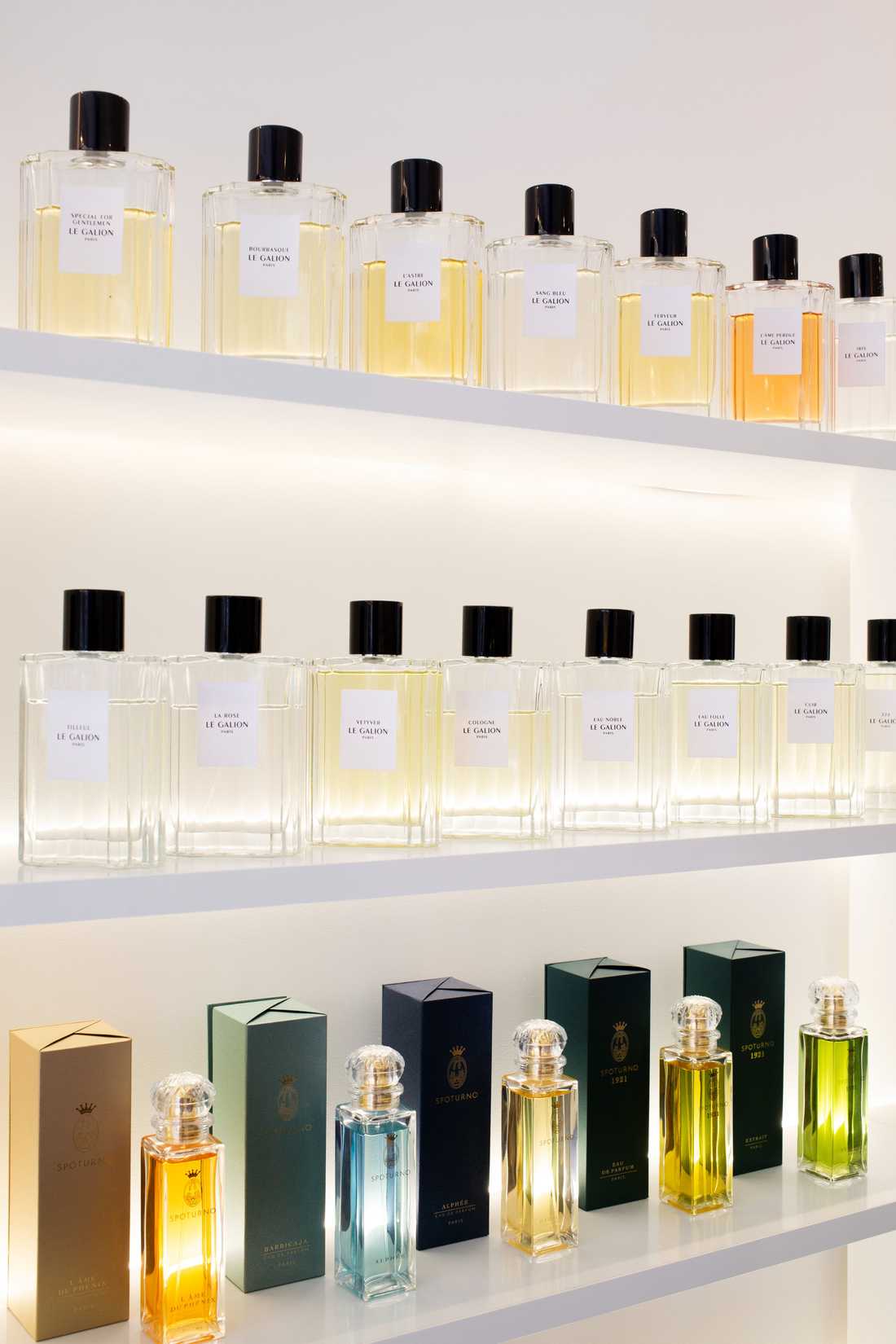 Agencement intérieur en okoumé teinté chocolat d'une boutique de parfums